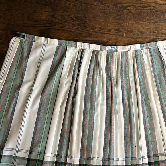 100% Wool Made in Scotland Pleated Plaid Skirt - Picture 6 of 8